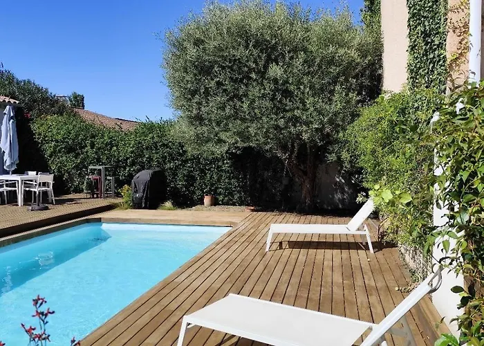 Chambre studio indépendante au calme vue sur piscine